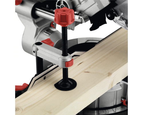 Kappsäge mit Werkstückspannung fixiert ein Holzbrett