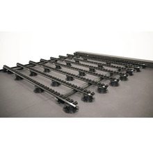 Terrassenunterkonstruktion aus Metall auf höhenverstellbaren Füßen