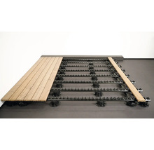 Terrassenunterkonstruktion mit Holzpaneelen