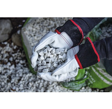 Hände mit Arbeitshandschuhen halten Zierkies