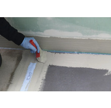 Abdichtung einer Ecke mit Dichtschlämme und einem Pinsel