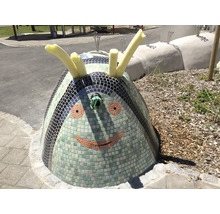 Mosaik Raupe als Spielplatzgerät