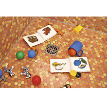 Badezimmer mit Mosaikfliesen und Badespielzeug