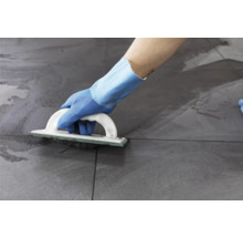 Verfugen von Fliesen mit einem Fugengummi