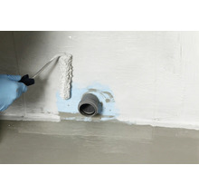 Auftragen einer Abdichtung mit einer Farbwalze an einer Wand mit Rohrdurchführung