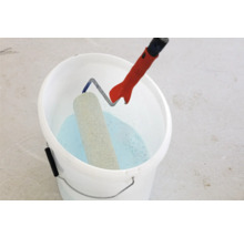 Farbeimer mit Farbroller zum Streichen