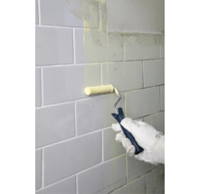 Fliesen werden mit einer Farbwalze gestrichen