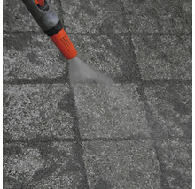 Reinigung von Terrassenplatten mit einem Wasserstrahl
