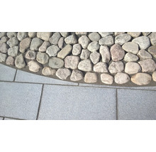 Nahaufnahme von Pflastersteinen und Natursteinen im Garten