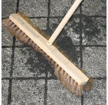 Kehrbesen mit Holzstiel und Naturborsten