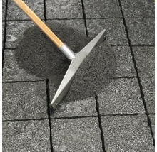 Verlegung von Pflastersteinen mit Fugensand und Fächerbesen