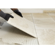 Fliesenleger verlegt Bodenfliesen