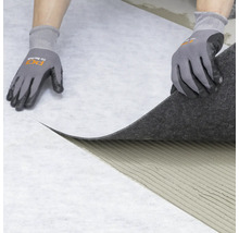 Verlegung von Entkopplungsbahnen auf Estrich mit Kleber