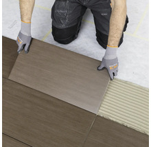 Fliesenleger verlegt Bodenfliesen