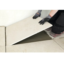 Fliesenleger verlegt Bodenfliese