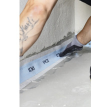 Installation eines Dichtbandes von PCI im Badezimmer