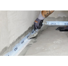 Abdichtung von Wand und Boden mit Dichtband während der Bauarbeiten.