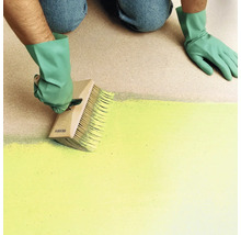 Person streicht Boden mit Flächenstreicher