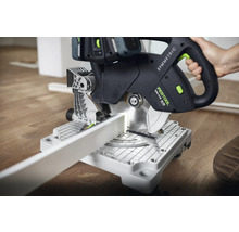Festool Kapp- und Gehrungssäge im Einsatz beim Schneiden eines Werkstücks.