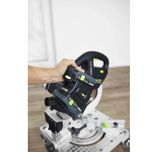 Festool Akku-Doppelgehrungssäge mit zwei Akkus in der Hand