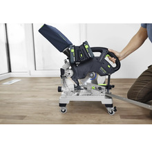 Festool Akku-Kapp-Zugsäge mit Staubfangsack auf einem Rolluntergestell wird von einer Person bedient.