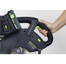 Festool SYMC 70 EB Kapp- und Gehrungssäge mit Hand am Griff