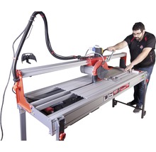 Fliesenschneidmaschine mit Bediener