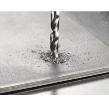 Metallbohrer bohrt ein Loch in Metallplatte