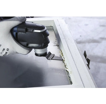 Multifunktionswerkzeug im Einsatz an einem Fensterrahmen