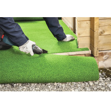 Zuschneiden von Kunstrasen mit einem Elektrowerkzeug