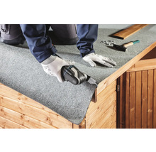 Montage eines Gartenhauses mit Dachpappe, Hammer, Schrauben und Multifunktionswerkzeug.