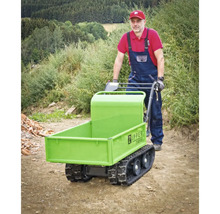 Raupendumper mit Bediener auf unebenem Gelände. Ideal für den Transport von Materialien in schwierigem Gelände.