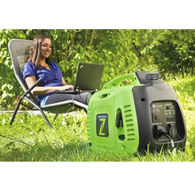 Frau benutzt Laptop neben einem Stromerzeuger im Garten.