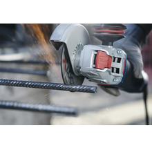 Winkelschleifer beim Schneiden von Bewehrungsstahl