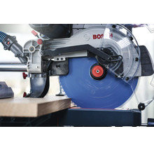 Bosch Logo Kreissäge beim Schneiden von Holz