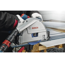 Bosch Logo auf einer Tauchsäge beim Schneiden eines Werkstücks.