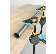 Werkstück mit Wolfcraft Einhandzwingen und Rohr fixiert