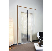 Raum mit provisorischem Staubschutz aus Folie an einer Türöffnung