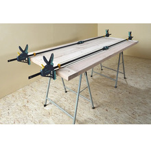 Holztür auf Arbeitstisch mit Schraubzwingen fixiert