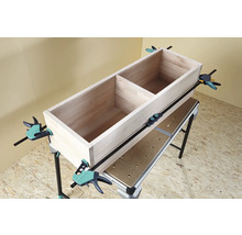 Holzkiste auf Werkbank mit Schraubzwingen fixiert