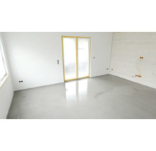 Heller Raum mit Estrichboden, Fenster und Elektroinstallation