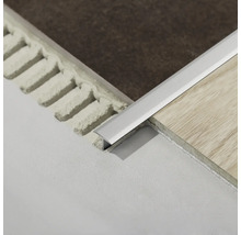 Installiertes Übergangsprofil zwischen Fliesen und Bodenbelag