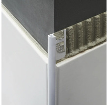 Detailaufnahme eines Fliesenprofils an einer Ecke