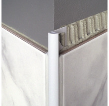 Detailaufnahme einer runden Fliesenschiene als Kantenschutz an einer gefliesten Ecke