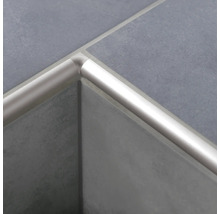 Detailansicht einer Viertelkreis-Profilschiene aus Aluminium, die auf grauen Fliesen angebracht ist