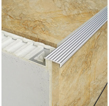 Treppenkantenprofil aus Metall auf Fliesen