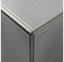 Keramikfliese mit Fliesenschiene aus Metall