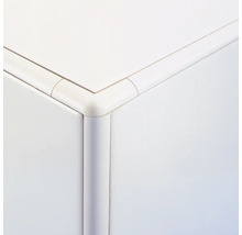 Detailansicht einer weißen Ecke mit abgerundeten Kanten