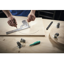 Werkbank mit Werkzeugen und Rollen zum Bearbeiten von Holz