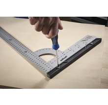 Wolfcraft Logo. Eine Person befestigt mit einem Schraubendreher einen Multifunktionswinkel an einer Holzplatte.